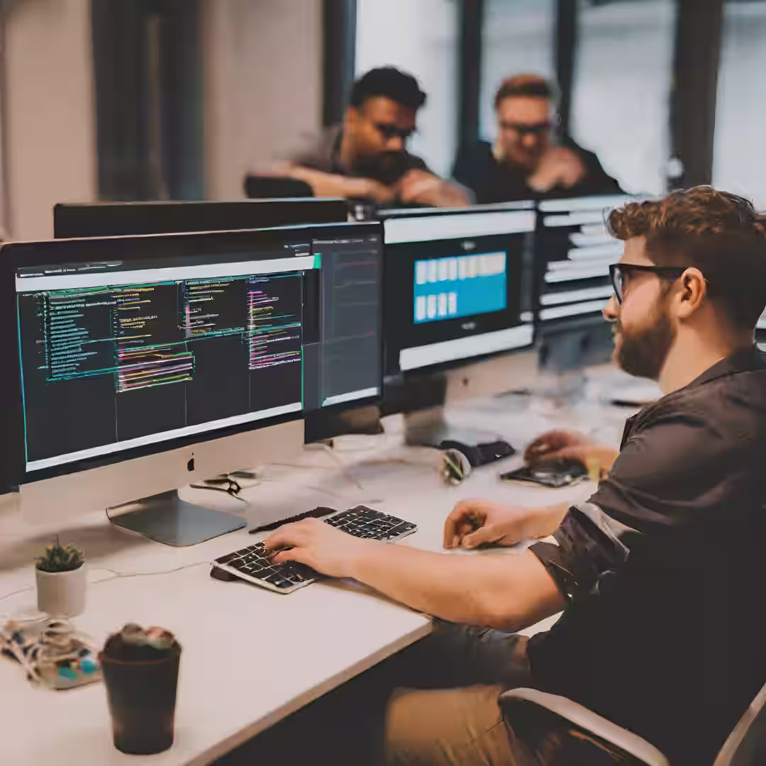 Equipo DevOps trabajando